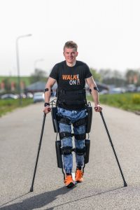 Dennie loopt in een exoskelet
